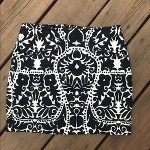 H&M Black and Cream mini skirt size 4! 🌹